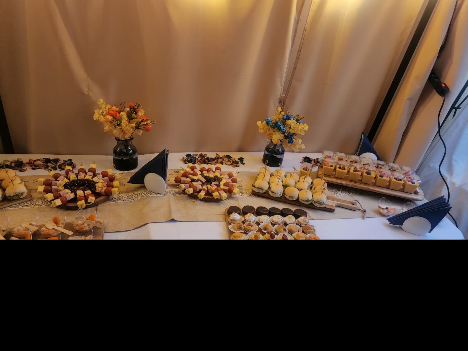 Montaje de buffet con bocados dulces y salados para un evento