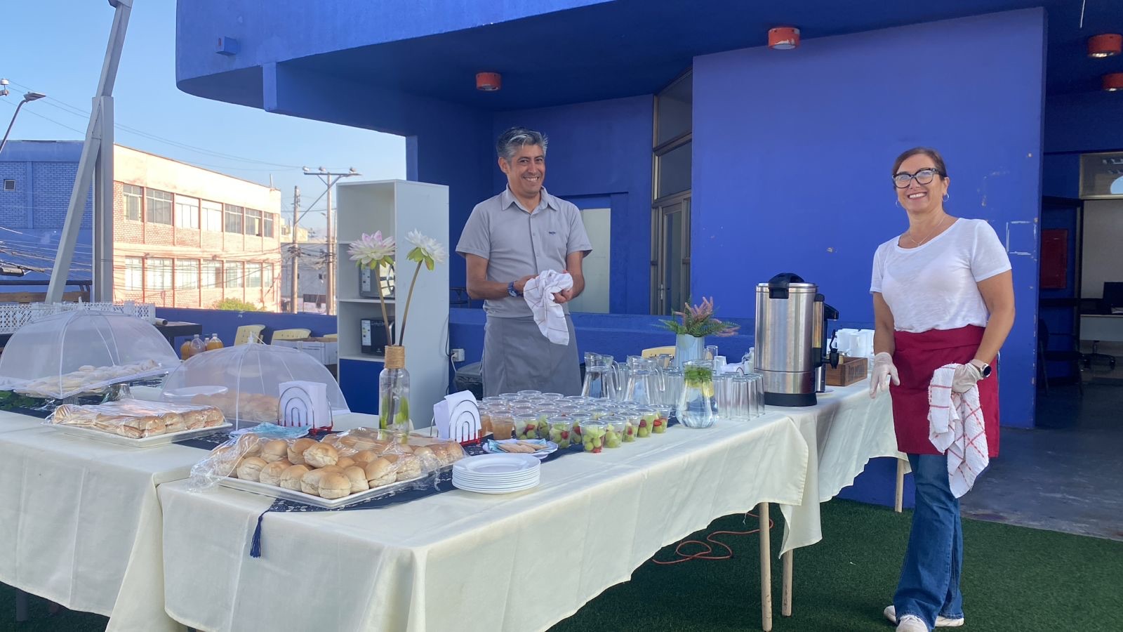 Equipo de Fogones junto a un montaje gastronómico preparado para invitados