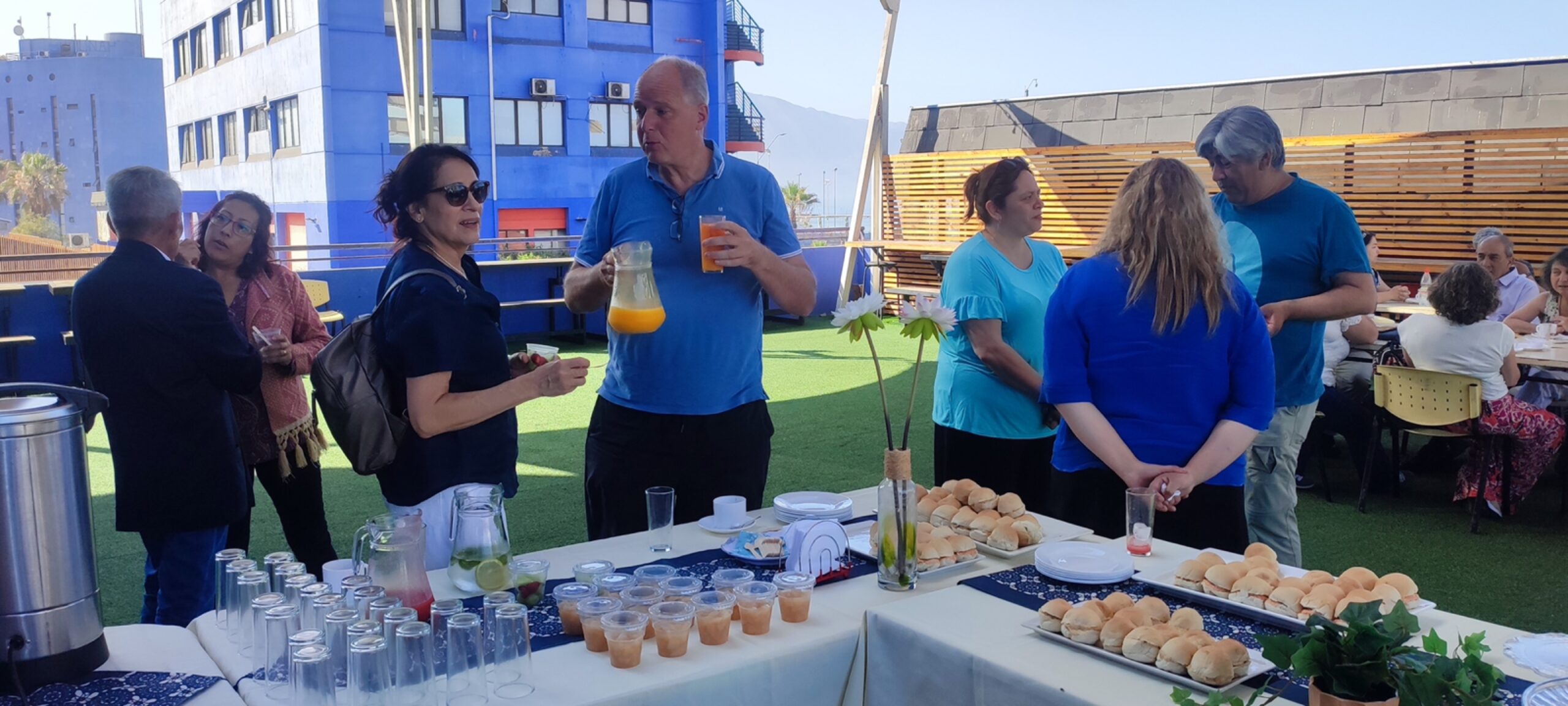Invitados disfrutando un evento con servicio gastronómico de Fogones