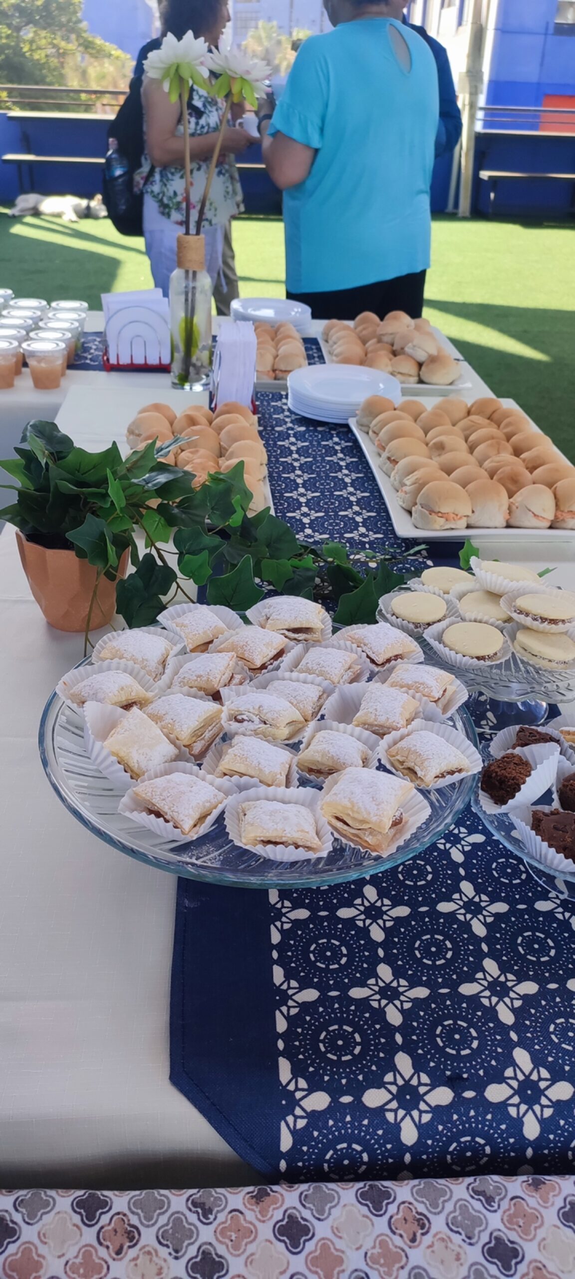 Mesa dulce con repostería, bocados y montaje de servicio