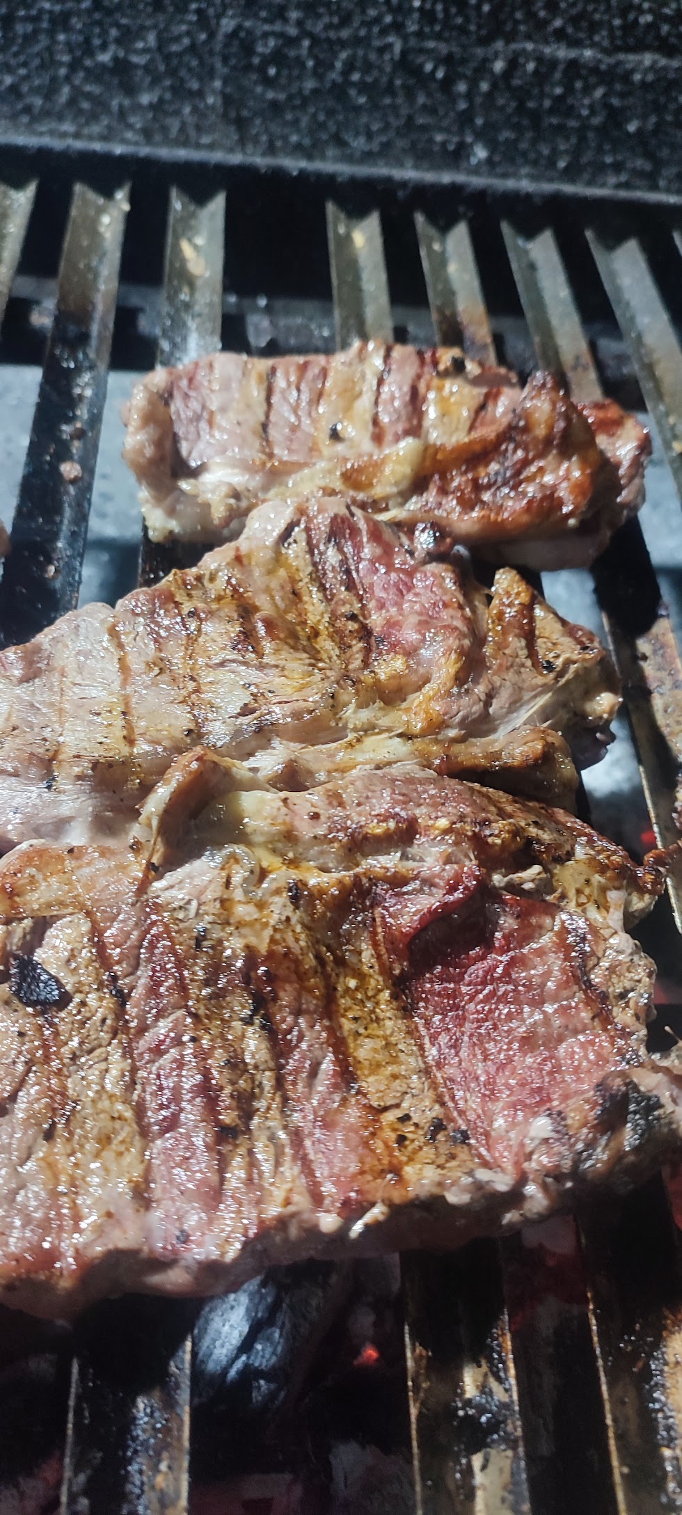 Fuego y brasas en la parrilla