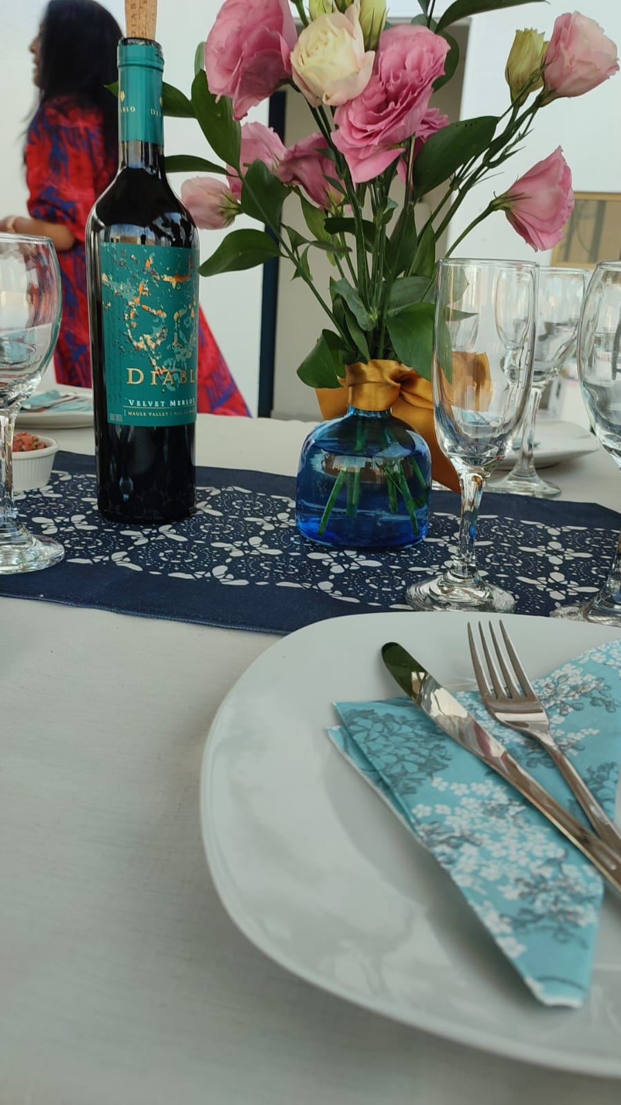 Mesa servida para una cena de tiempos