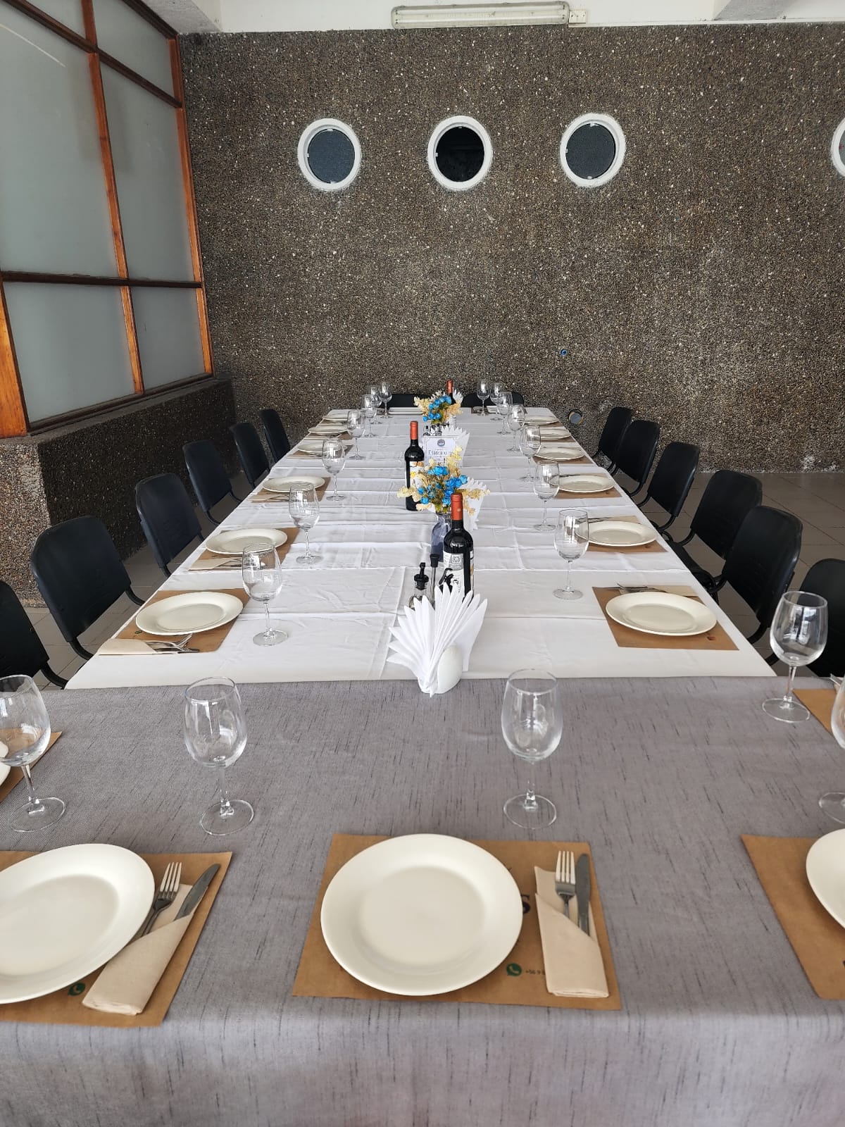 Mesa montada para un evento de Fogones Gastronom√≠a